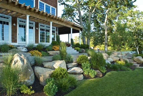 10 Stunning River Rock Front Yard Landscaping Ideas