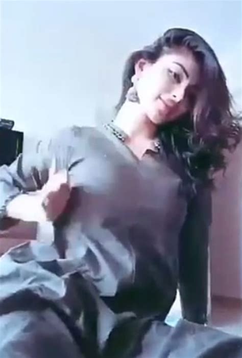 Watch Mouni Roy’s Sexy Moves On Baadshaho’s ‘mere Rashke Qamar’ Are Not To Be Missed