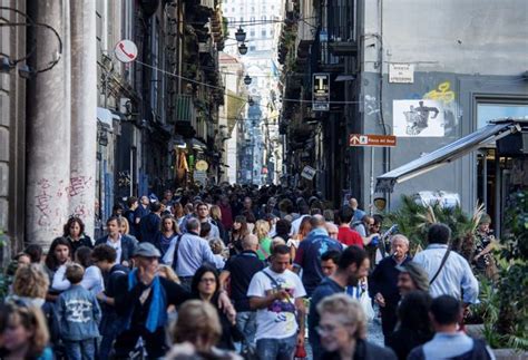 Una delle ragioni per cui questo malinteso rimane ancora rilevante è la storia di napoli con la camorra. Ognissanti a Napoli, boom di turisti per le strade del ...