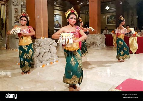 Ubud Bali Indonesia May 11 2017 Dancers In Traditional Balinese