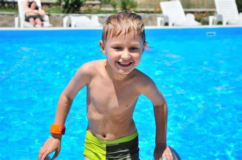 chico joven subiendo de la piscina fotografía de stock © reanas 1205224 depositphotos