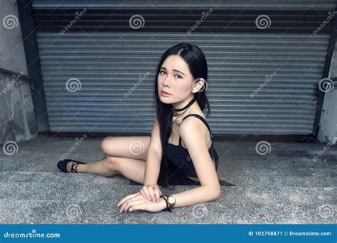De Sexy Aziatische Vrouw Stelt Bij De Trap Stock Afbeelding Image Of