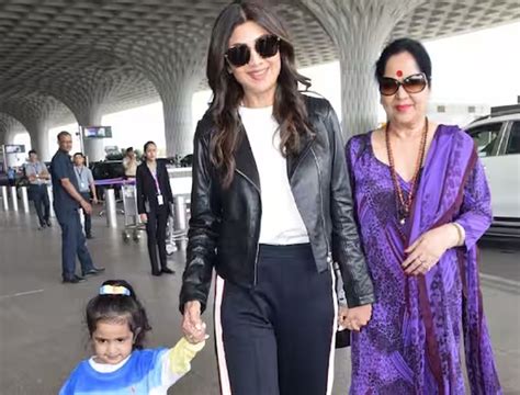 बेटी संग एयरपोर्ट पर नजर आईं शिल्पा शेट्टी मम्मी के साथ समीशा ने भी