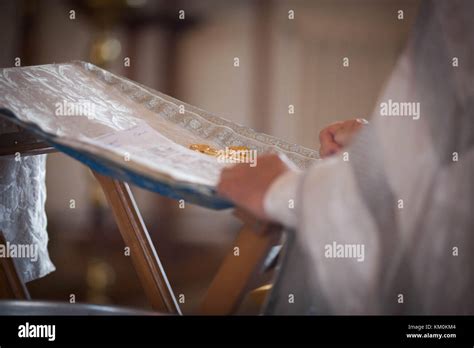 Orthodoxe Priester liest ein Gebet Stockfotografie - Alamy