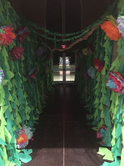 Shipwrecked Vbs Jungle Hallway Entrance With Tablecloth Vines And Paper
