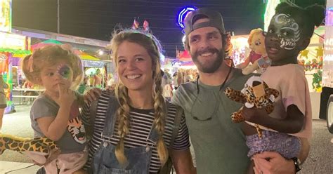 Thomas Rhett Pregnant Wife Lauren Akins Fair Date With Daughters