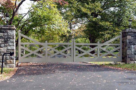 A Ranch Style Driveway Gate With An Updated Look The Gray Paint On