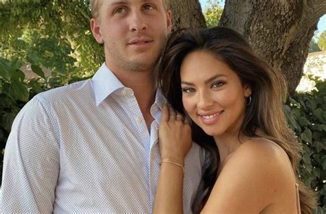Lions Qb Jared Goff Reacts To His Girlfriend Christen Harpers Si Swimsuit Rookie Shoot