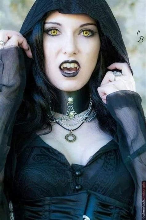 lady dimitrescu vampir seksi bikin fans resident evil