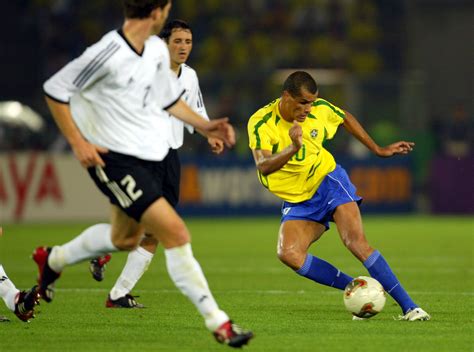 Brasil 2002 trio mágico ronaldo rivaldo ronaldinho. Injustiçado? Rivaldo chega aos 45 anos como grande craque ...