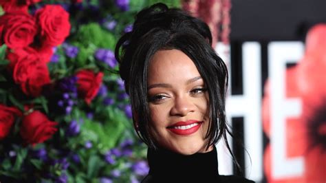 Rihanna Signs With Sonyatv Music Publishing