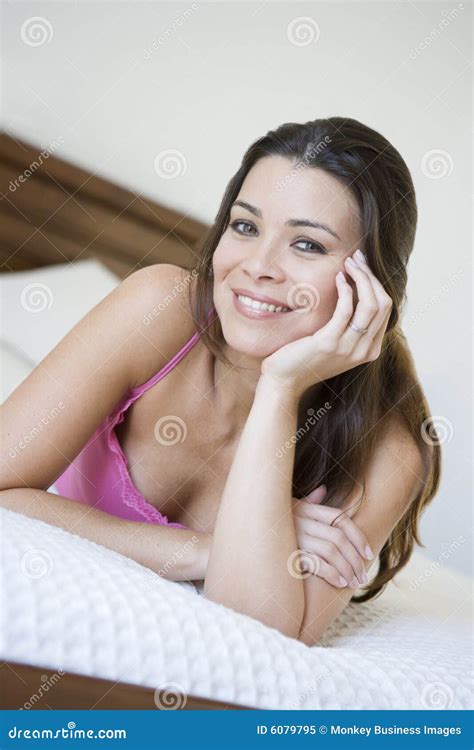 eine nahöstliche frau die auf einem bett liegt stockbild bild von zuhause inhalt 6079795