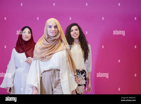 Retrato En Grupo De Mujeres Musulmanas Hermosas Dos De Ellas En Vestido De Moda Con Hijab