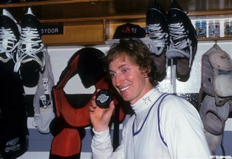 Remembering When Wayne Gretzky Became Hockeys All Time Goal Scoring