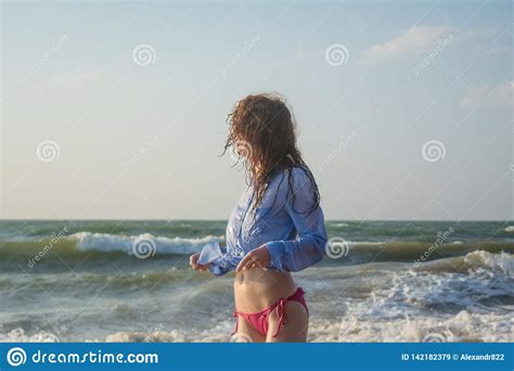 Belle Jeune Femme Sexy Marchant Sur La Plage Image Stock Image Du Prudemment Aventure