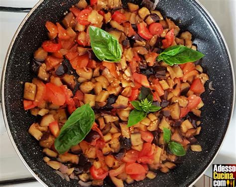 Ricetta delle penne alle melanzane, un primo piatto di pasta gustoso per tutta la famiglia. Penne con melanzane - Ricetta (vegana) su AdessoCucina.com