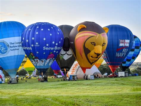 More Than 40 Hot Air Balloons Perform ‘flypast Over Bristol Express