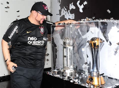 Klan le devolvió el favor a dtoke en el easy mode. Veja imagens do troféu do Mundial de Clubes de 2000 ...