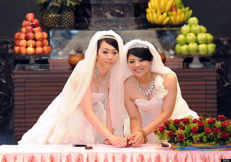 Taiwans First Same Sex Wedding Held At Buddhist Monastery Photos Huffpost