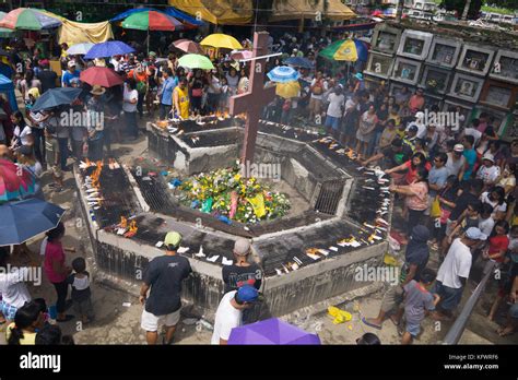 calamba cemetery cebu city philippines 01st nov 2017 filipinos pay respects to deceased
