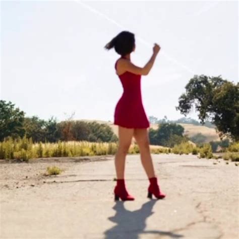 Ángela Aguilar presume sus piernas con micro vestido rojo Lado mx