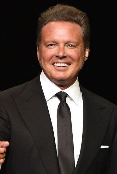 Escucha su música, mira videos y fotos, y entérate de todos sus conciertos y noticias.luis miguel presenta su nuevo trabajo labios de miel. Look how Luis Miguel looked at 20 years old | RIGHT NOW News