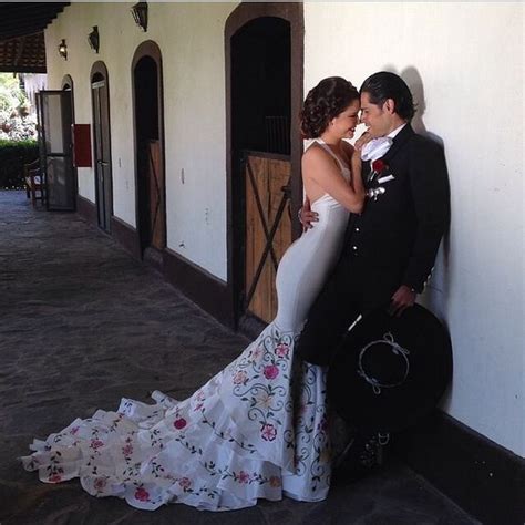Vestidos de novia que sacarán tu lado más mexicano Mexican wedding dress Halter wedding dress