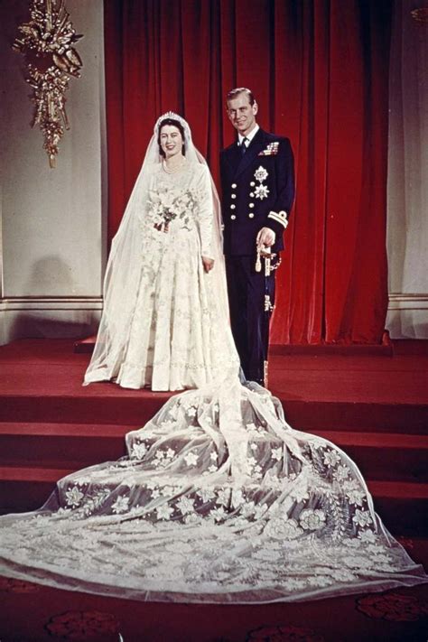 Find the perfect reine elisabeth stock photos and editorial news pictures from getty images. Dossier mode : les tenues de la reine Elizabeth II durant ...