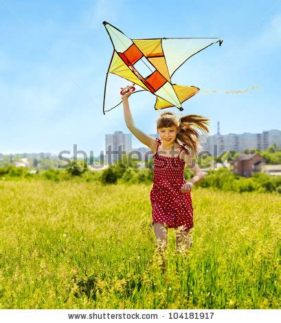 Lomba layang layang kedung panji gesekan putus jatuh disawah. Day 2, Bermain layang layang | myfingersspeak