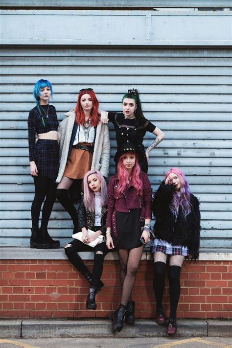 girl gang hannah louise fashion goth punk rock emo cyberpunk グランジファッション、ファッション、パステルゴス