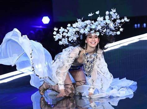 See Model Ming Xi Recover Like A Pro After Falling At The Victoria