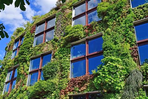 Buildings Around The World With Awesome Gardens