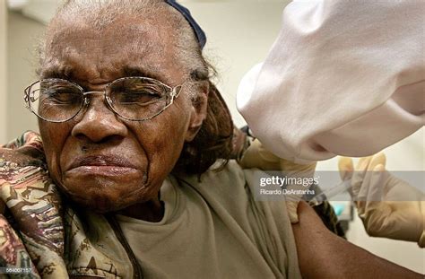 93 Year Old Ruth Moss Of Pasadena Grimaces When Taking A Flu Vaccine News Photo Getty Images