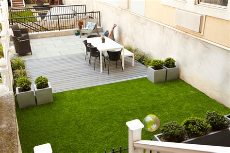 Small Townhouse Modern Outdoor Entertainment Space