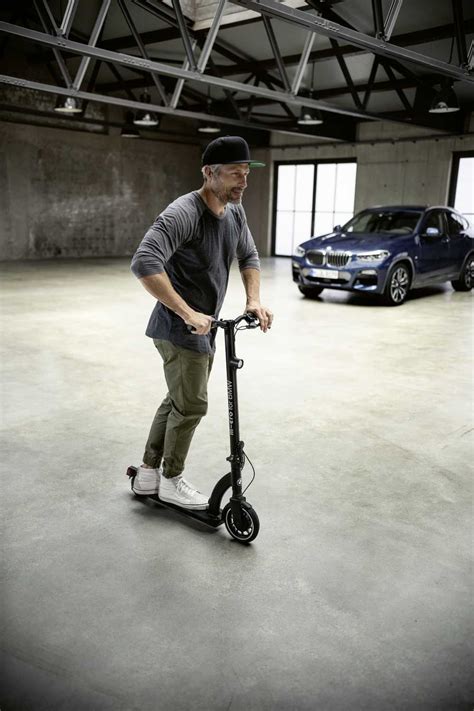 See full list on wikihow.com Lancering van de nieuwe elektrische BMW step.