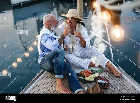 Ältere Paare Die Champagner Und Obst Auf Einem Segelbooturlaub Genießen Glückliche ältere