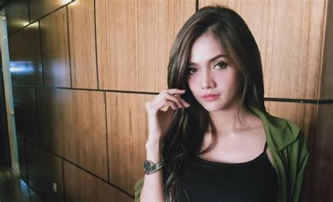 Kartika Berliana Biodata Profil Fakta Agama Umur Karir Dailysia