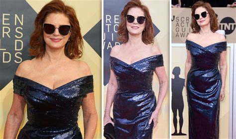 sag awards 2018 susan sarandon 71 flaunts incredible figure in jaw dropping gown celebrity