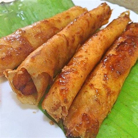 Turon, also known as lumpiyang saging (filipino for banana lumpia), is a philippine snack made of thinly sliced bananas (preferably saba or cardaba bananas) and a slice of jackfruit, dusted with brown sugar, rolled in a spring roll wrapper and fried. Turon (deep fried banana rolls) | Balay Siesta