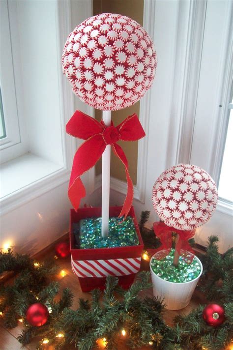 From colorful lollipops and bowls made of peppermint candies to polar bear cakes, jodi's projects are literally and figuratively the sweetest things around. Candy Topiary | Christmas diy, Christmas decor diy, Candy ...
