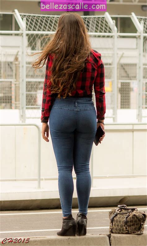 Sabrosa Chava Con Buen Trasero En Jeans Lisos Mujeres Bellas En La Calle