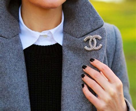 How To Wear A Brooch In Different And Modern Ways Kembeo
