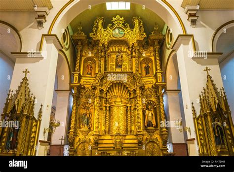 El Altar Mayor De La Iglesia De San José En Estilo Barroco Decorado Con