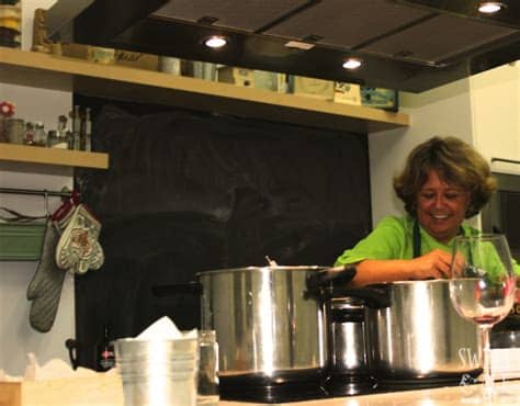 Te encuentras en el área de estudio para cocina, dónde encontrarás cursos gratis en video que te enseñarán técnicas que te van a permitir preparar recetas maravillosas. Curso de Cocina con Carmen Albo en VM17 - Vigo - Sweet Ale