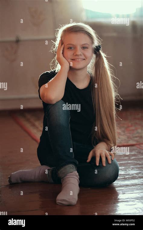 Süße Blonde Mädchen Teenager Posing Sittng Auf Dem Boden