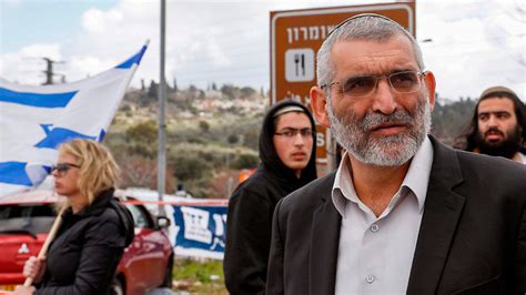 הוא למד בבית הספר היסודי שלמון, ובתיכון הגימנסיה הריאלית שבעיר הולדתו. בית המשפט העליון פסל את מיכאל בן-ארי ואישר את בל"ד ועופר כסיף