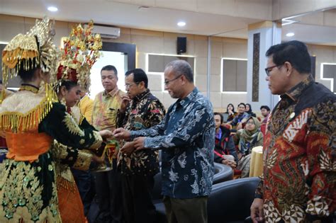 Fakulti ekonomi dan sains pengurusan. FBS UNP Kongritkan Kerjasama dengan Fakultas Bahasa dan ...