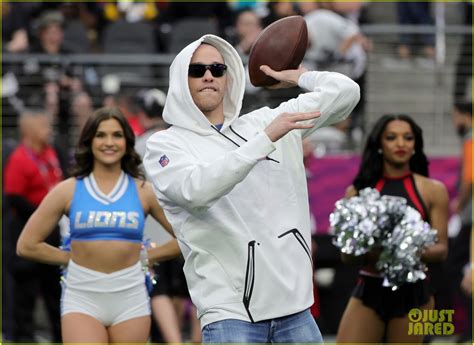 Pete Davidson Hilariously Questions Why He S Judging A Football