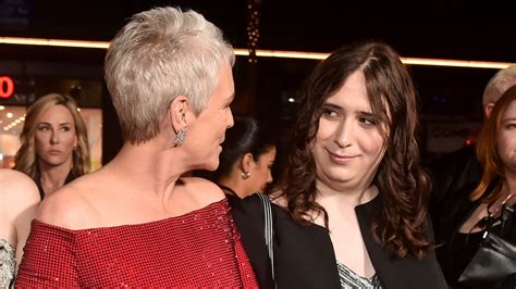 jamie lee curtis gave her oscar they them pronouns in honor of trans daughter cnn