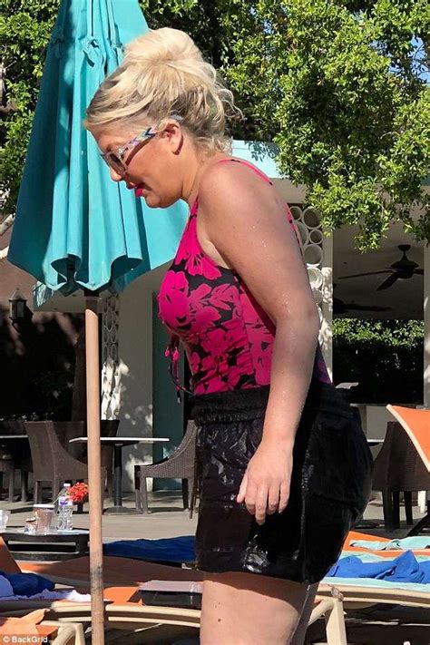 Tori Spelling Has Pool Day As She Is Accused Of Photoshopping Snap Daily Mail Online